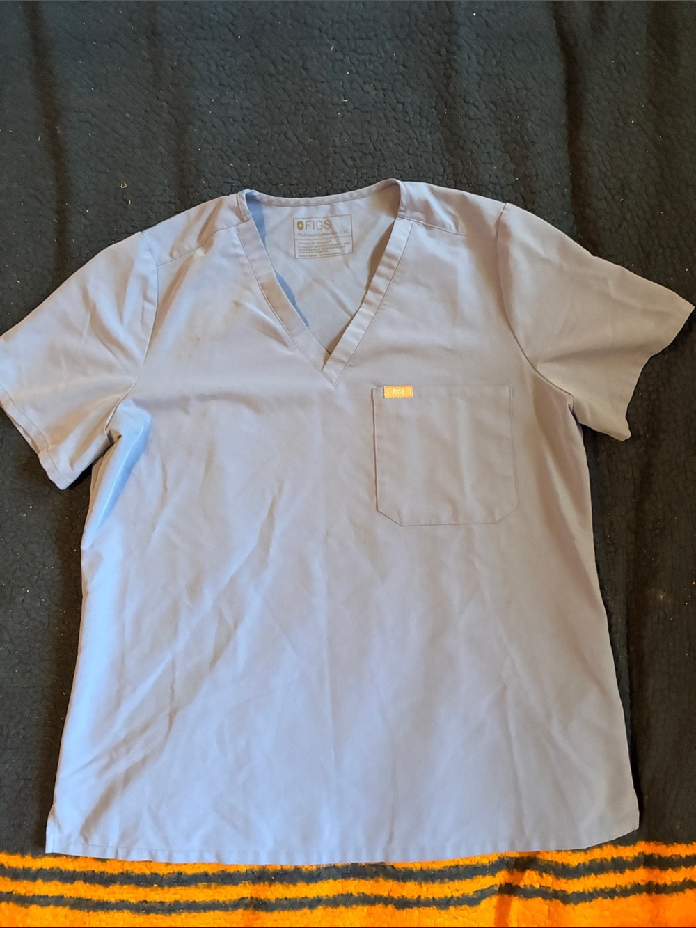 FIGS Men’s V-Neck Scrub Top in Light Lavender